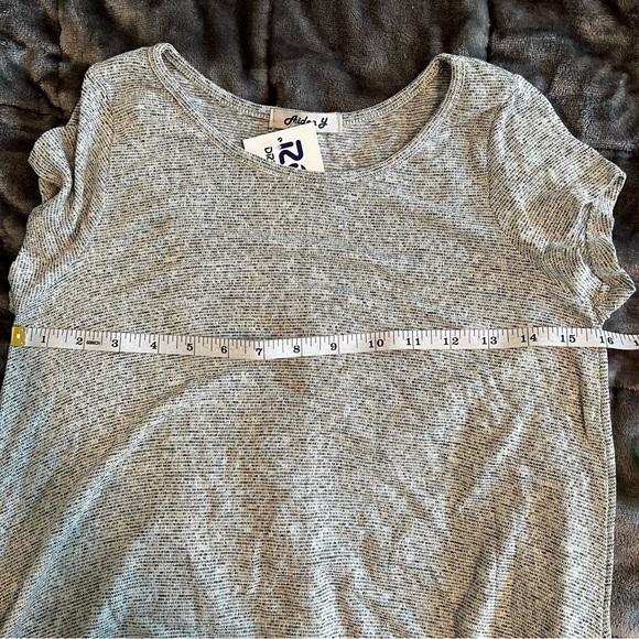 Aiden Y NWT Heather Gray Knit T-Shirt Shark-bite Hem Cap Sleeves Stretchy Comfy - Picture 8 of 11